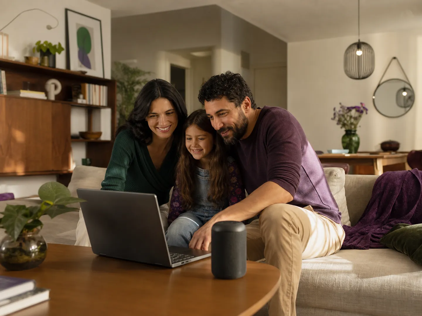 Cena fictícia de uma família usando notebook em uma sala conectada
